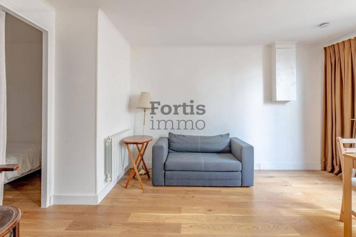 Appartement à PARIS-1E