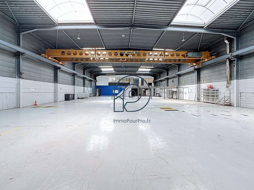 Commerce à NEUVILLE-EN-FERRAIN