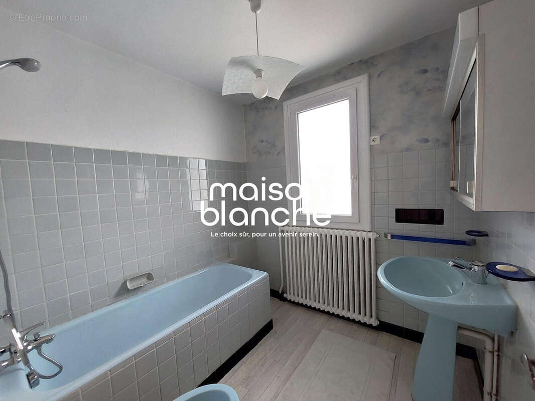 Salle de bain - Maison à CHATILLON-SUR-THOUET