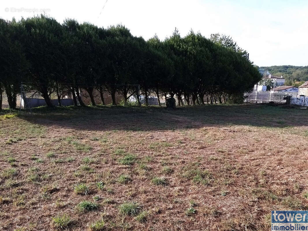 Terrain à GARAT