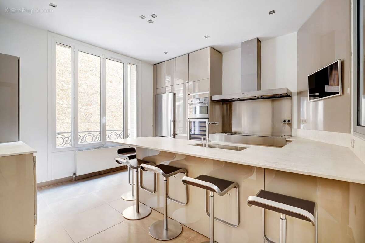 Appartement à PARIS-16E