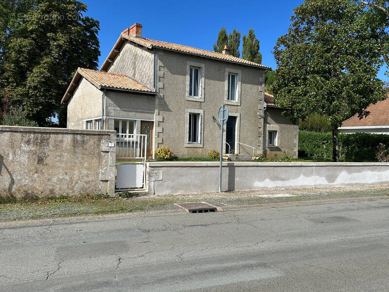 Maison à MENIGOUTE