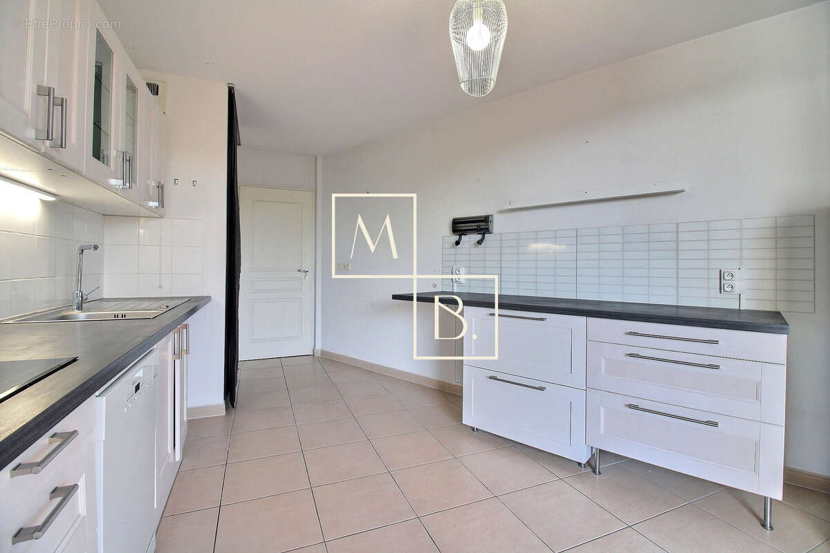 À vendre, Croix d'Argent, T4 de 101,46 m2 loi carrez avec 3 chambres, terrasse, loggia, garage et parking - photo 12