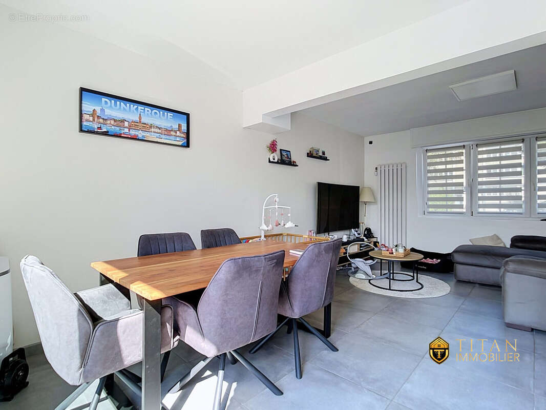 Maison mitoyenne avec 2 chambres, un bureau, comble aménageable, jardin exposé sud et grand garage à Dunkerque (59240)