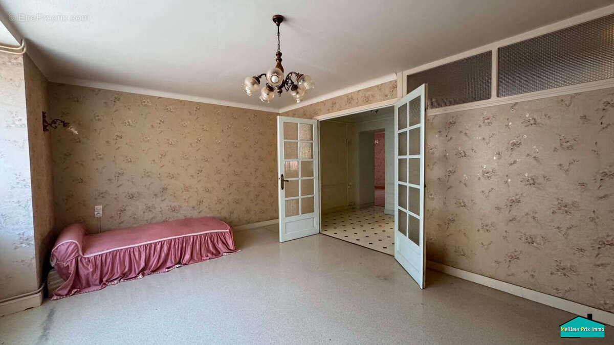 Maison de bourg de 157 m² avec jardin clos et garage - Beau potentiel - photo 3