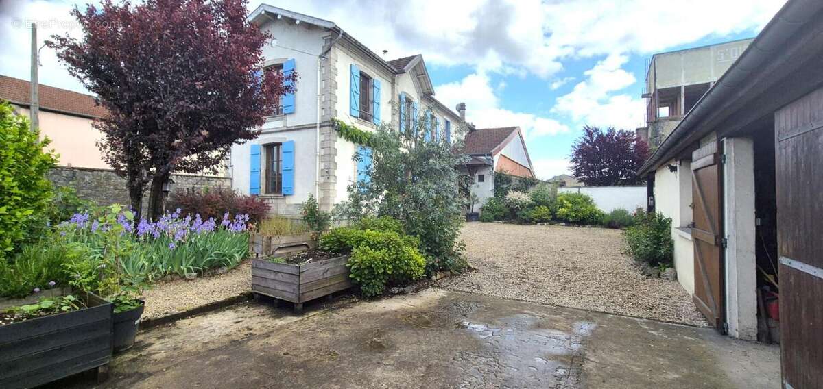 Belle Maison en Pierre ou de Caractère de 160 m² Entièrement Rénovée avec Cour de 140 m², Patio, Cave avec Chaufferie Gaz de 76  - photo 16