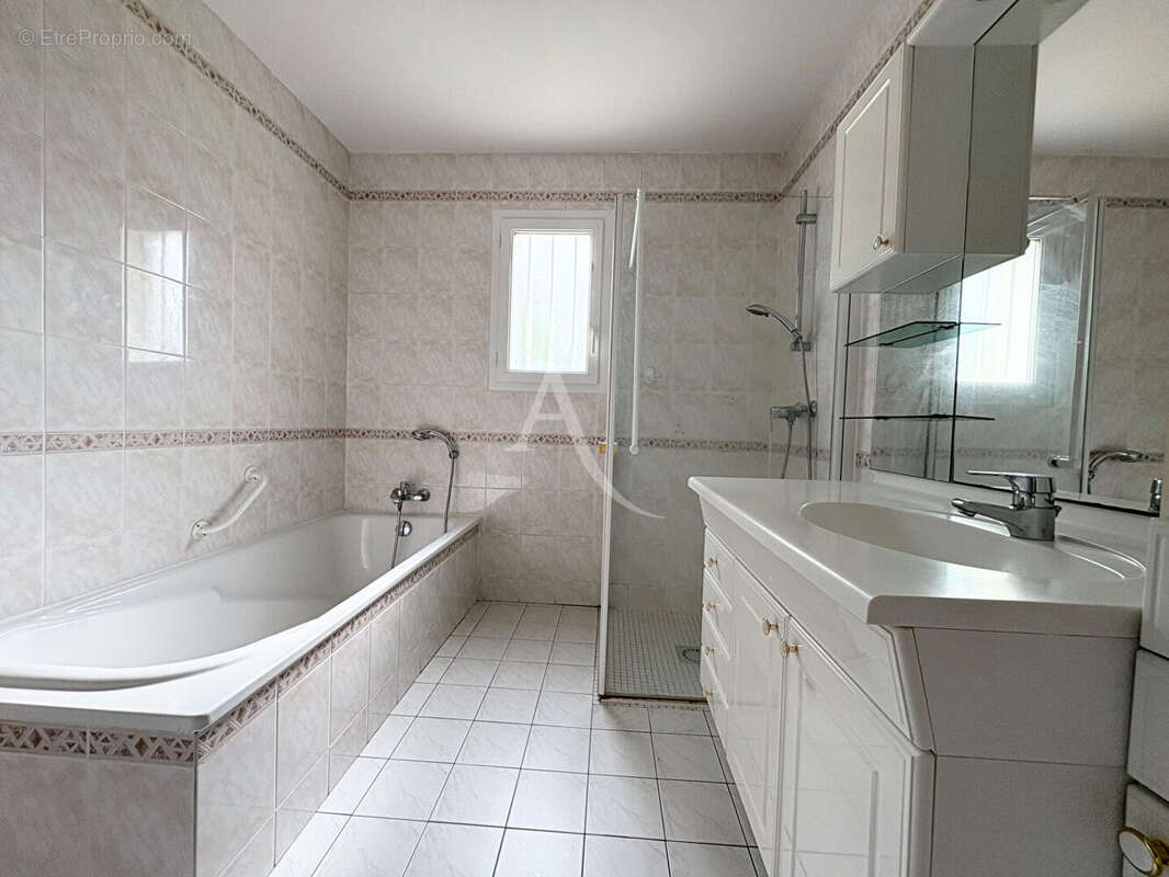 Maison à SAINTE-RADEGONDE-DES-NOYERS