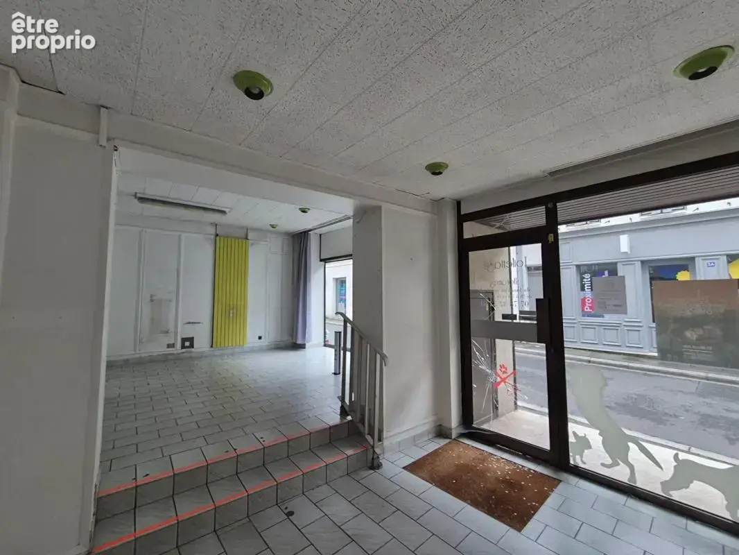 Ensemble immobilier 250 m² - Local commercial et deux logements - Hyper centre de Romorantin - photo 3