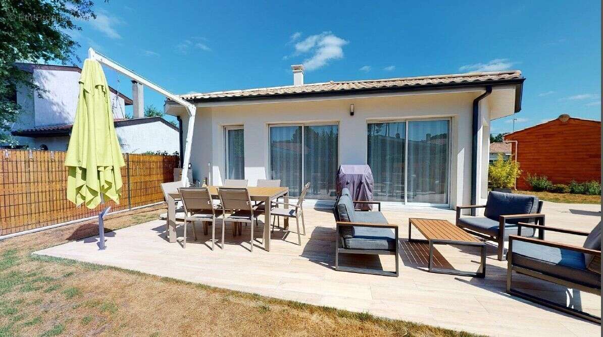 Terrain à CADILLAC-EN-FRONSADAIS