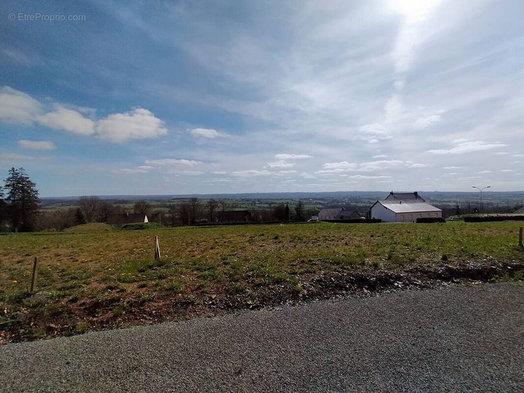 Terrain à CRENNES-SUR-FRAUBEE