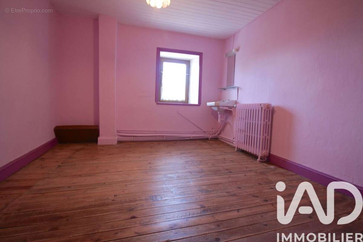 Maison 98 m² à Saint-Bonnet-Le-Bourg  - photo 8