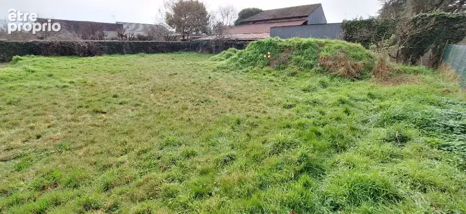 Terrain à SAINT-HILAIRE-DE-CHALEONS