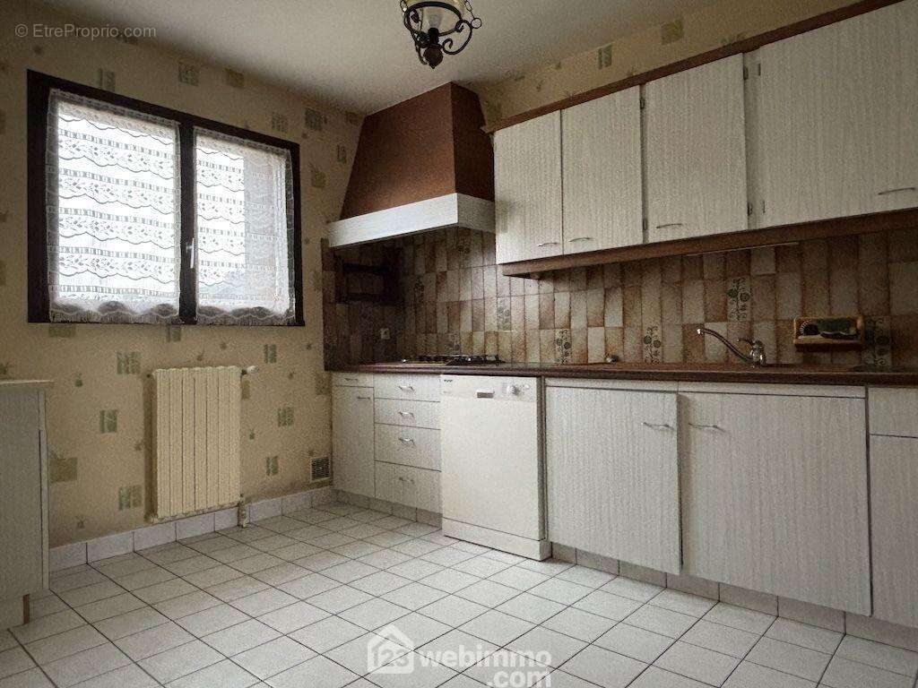 ... la cuisine de 11 m2, - Maison à POITIERS