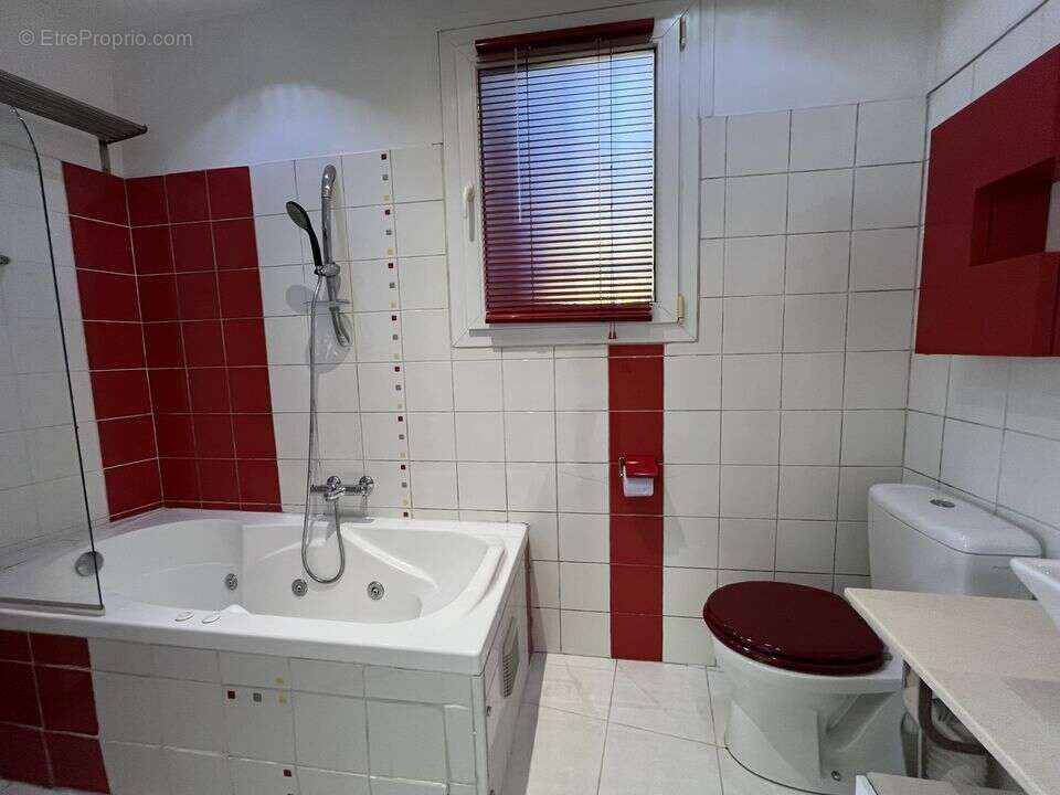 SALLE DE BAINS À L'ÉTAGE - Appartement à VILLENEUVE-LOUBET