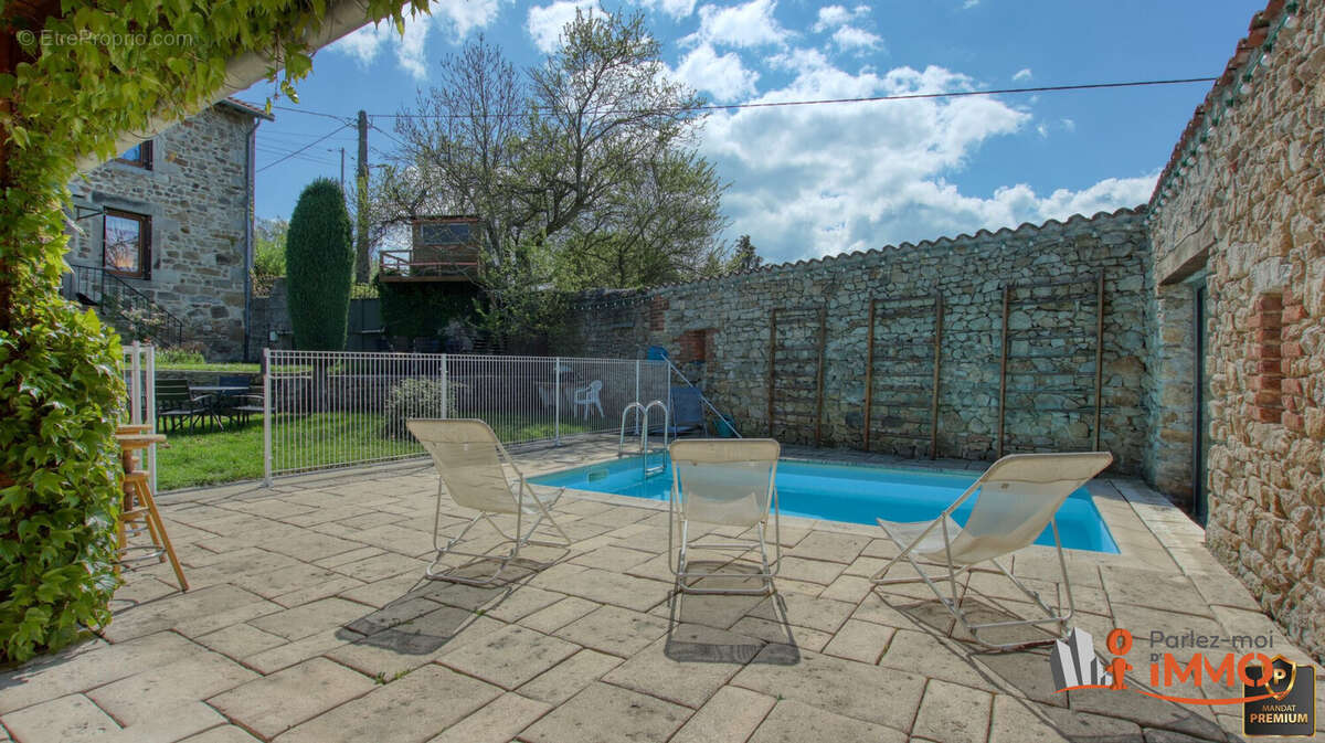 Maison 380 m² à Roche-La-Moliere  - photo 7
