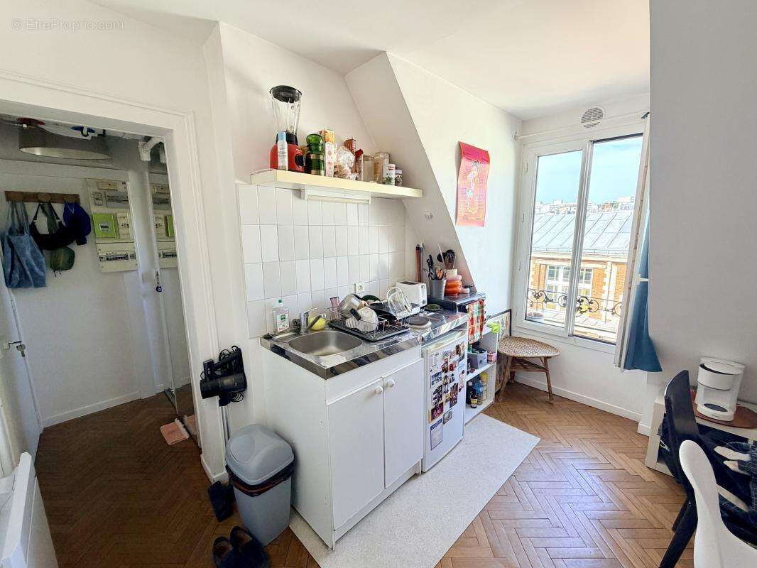 Paris 10ᵉ – Studio de charme – Dernier étage – Vue dégagée sur les toits de Paris - photo 4