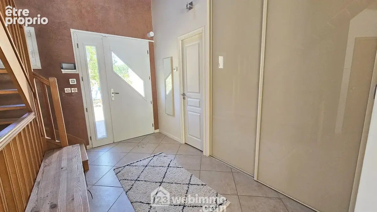 Une entrée de 10 m² avec ses grands placards.