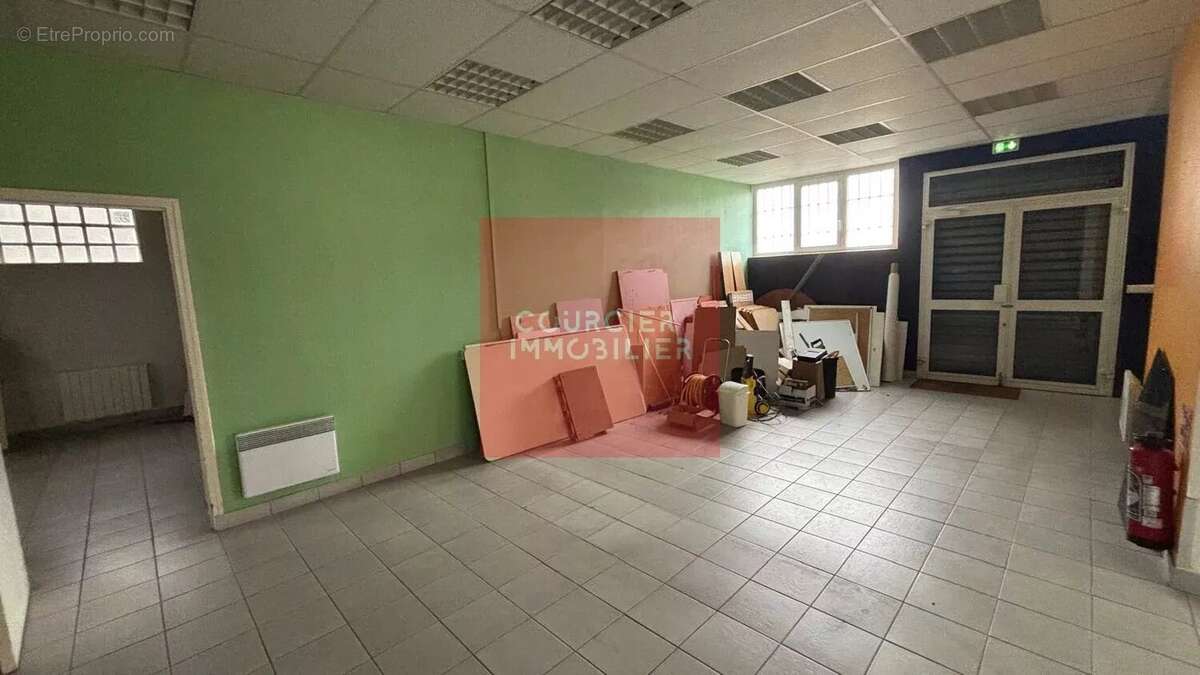 Commerce à LE MESNIL-SAINT-DENIS