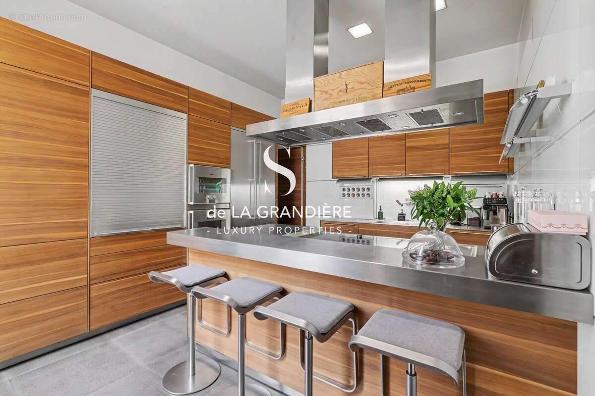 Appartement à PARIS-16E