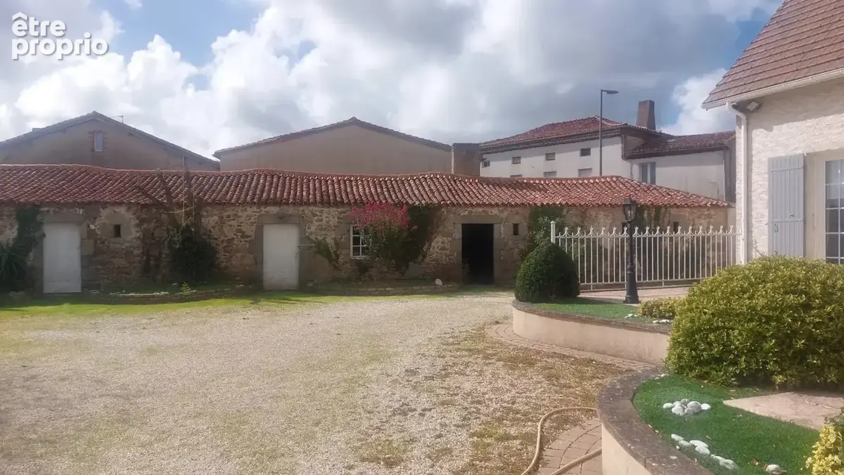 Maison 10 pièces 190 m² à vendre à Nueil-Les-Aubiers (79250) - photo 17