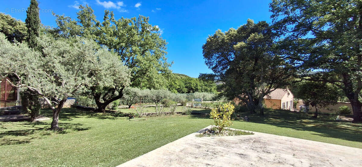 A vendre,  Drôme provençale, Belle Villa de 200 m2, piscine, garages, terrain  arboré de 3400m². - photo 7