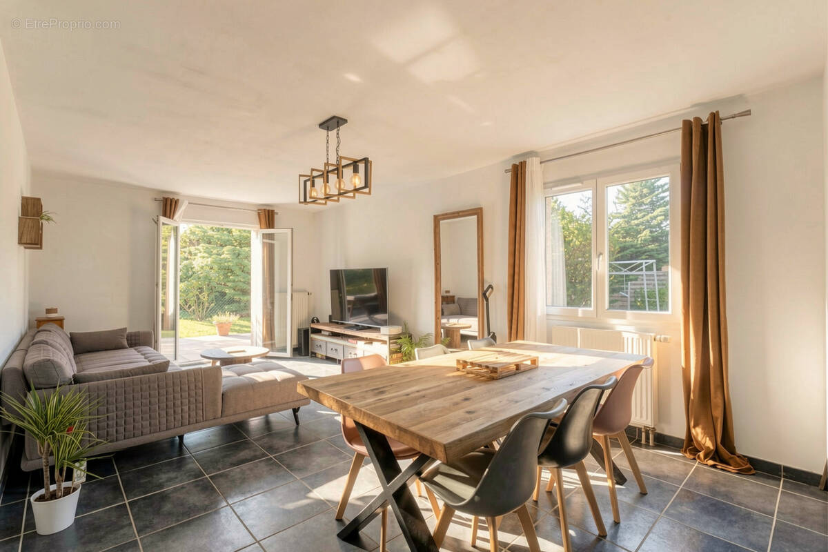 Maison à NIVOLAS-VERMELLE