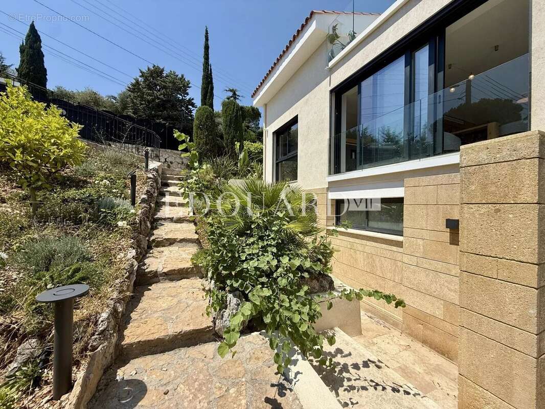Somptueuse villa complètement rénovée avec piscine chauffée et splendide vue mer panoramique - photo 33