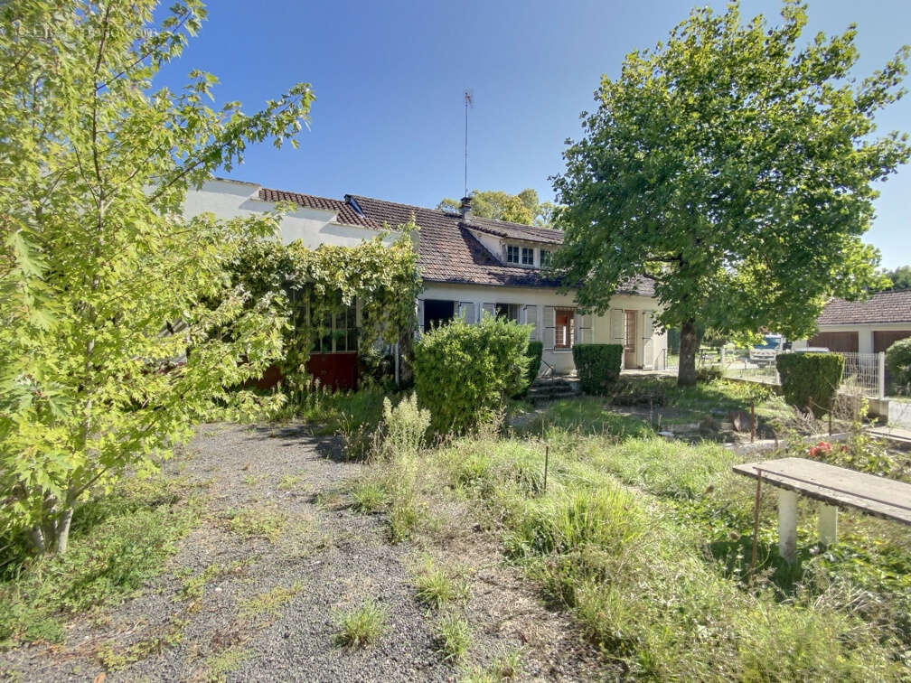 Maison à MANZAC-SUR-VERN