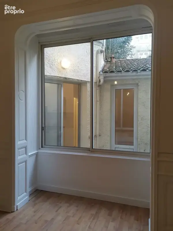 T2 de 40 m2 + Cour + 2 caves Place Charles GRUET BX - photo 7