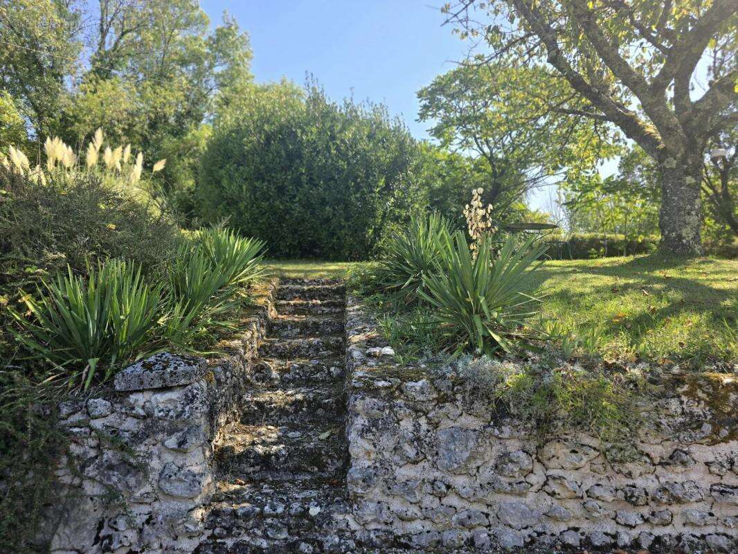 Maison à SAINT-LAURENT-DES-COMBES