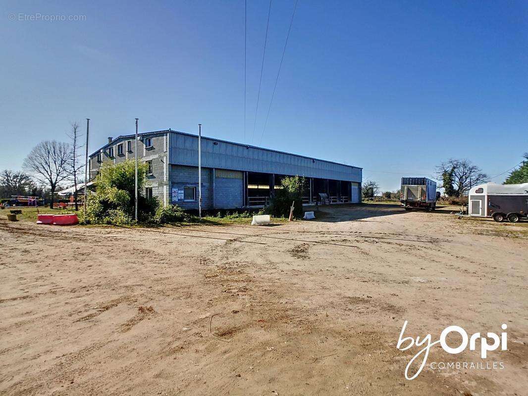 Maison à DURDAT-LAREQUILLE