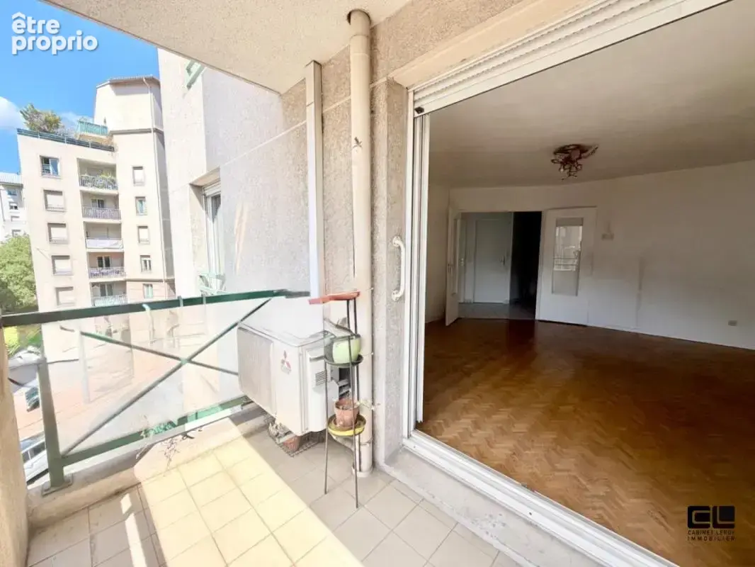 T2 52m² avec balcon  avenue lacassagne proche place sainte anne - photo 3