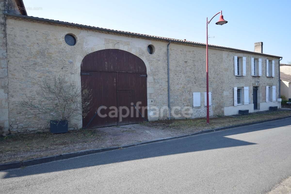 Maison en pierre dans un village de caractère, 4 chambres, garage, dépendances - photo 2