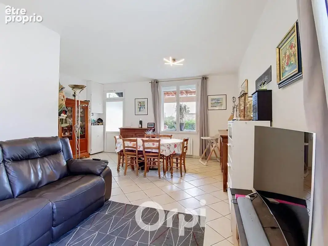 À Vendre Maison indépendante rénovée – 3 logements – Garage, piscine et stationnements – Toulon Ouest les Routes - photo 19