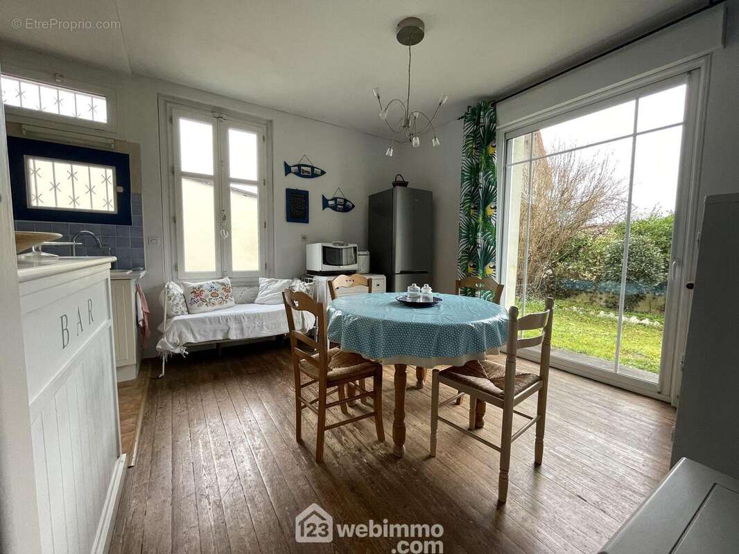 Avec son espace repas lumineux. - Maison à CHATELLERAULT