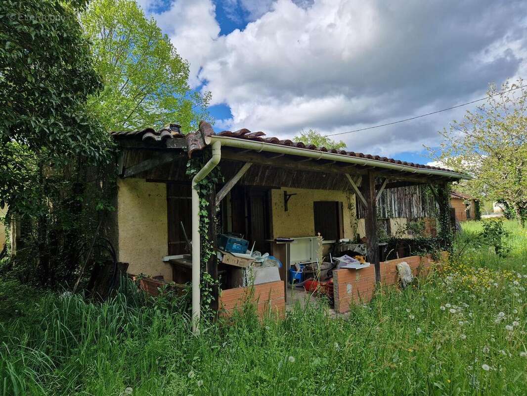 Maison perigordine en pierres à renover avec dépendances et terrain d'env 5000m2 - photo 14