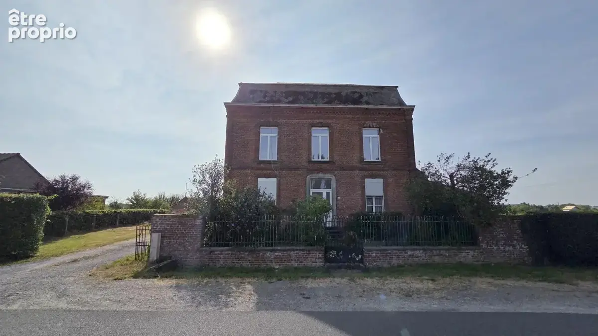 Maison bourgeoise à rénover avec de grandes dépendances située à Wignehies - photo 2