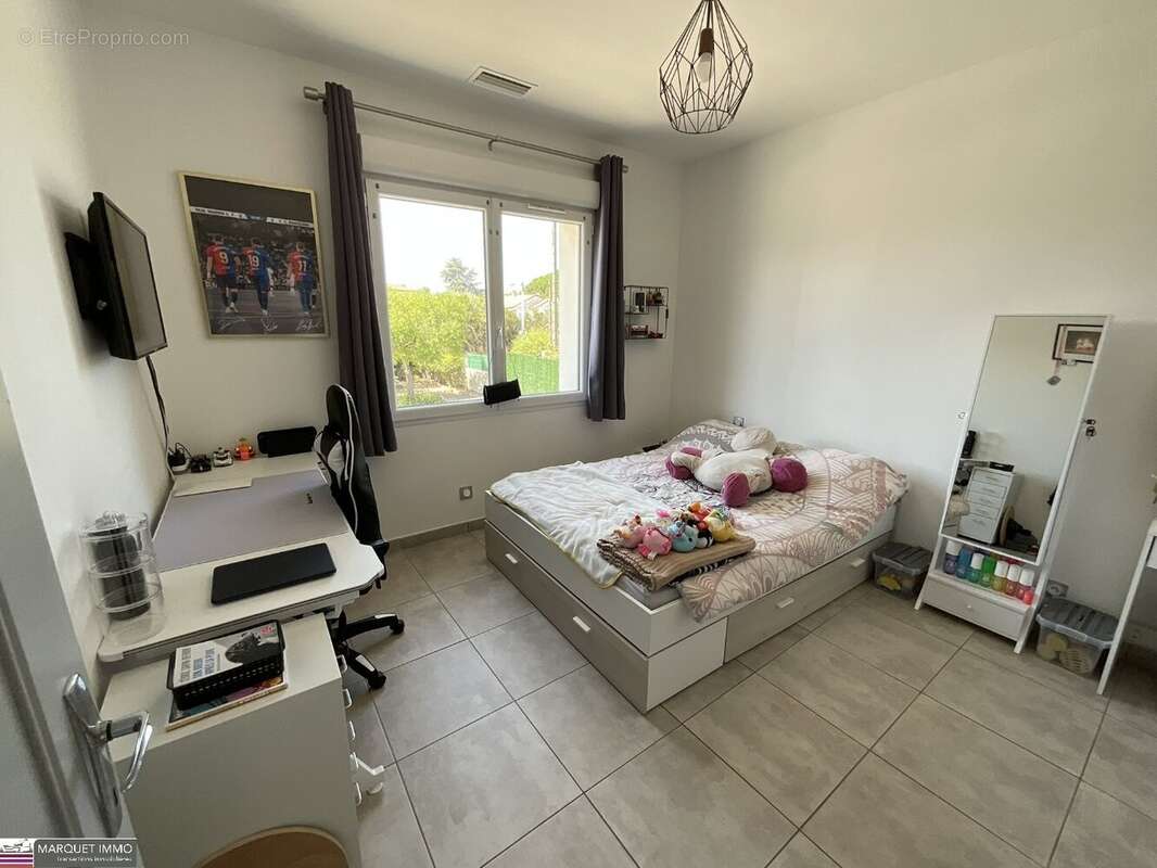 Beau potententiel !!! Pour cette lumineuse villa T4 offrant 92 m² + véranda de 37 m² + apt T2 de 50 m²  4 faces sur 1 069 m² ave - photo 16