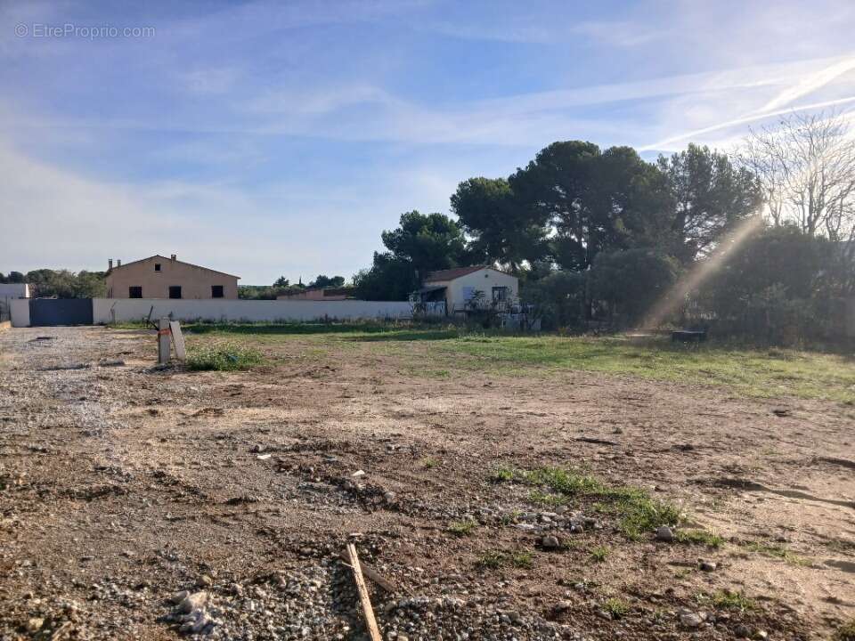 Terrain à LA FARE-LES-OLIVIERS