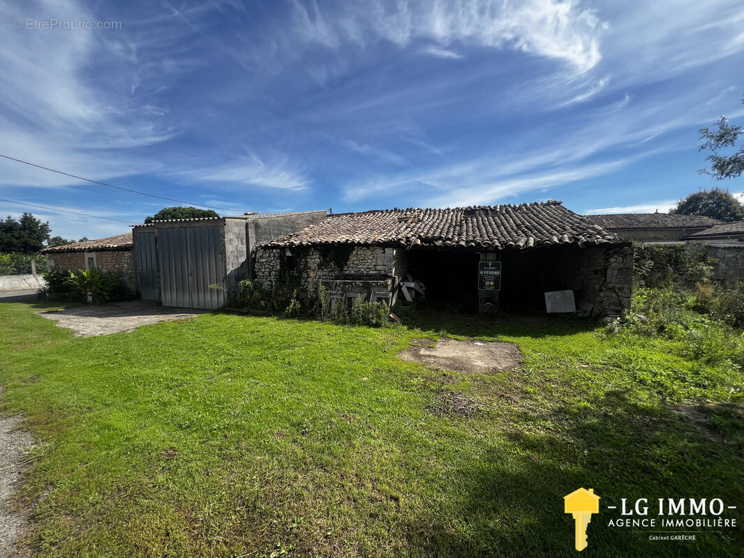 Parking à MIRAMBEAU
