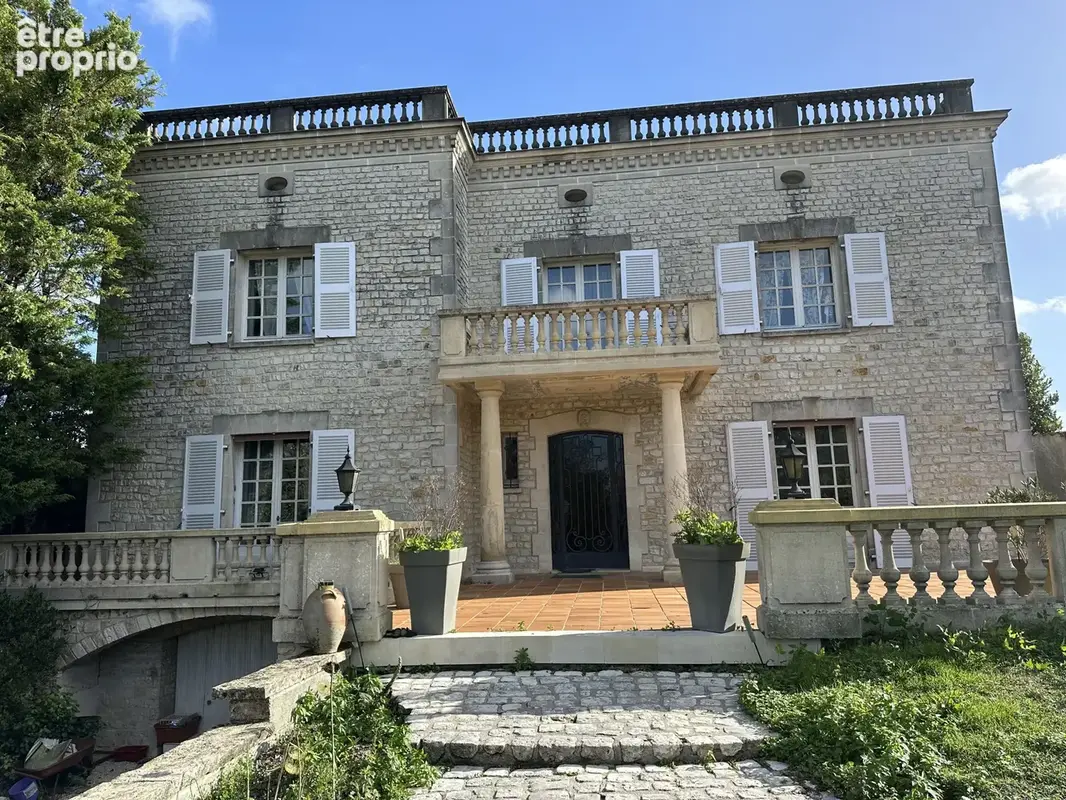 Chateaubernard, élégante demeure de caractére d'environ 260m2. - photo 4