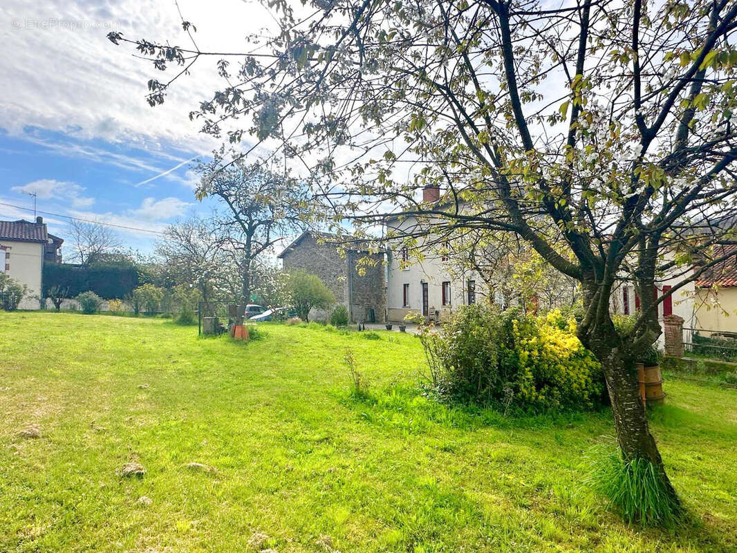 Maison à LIVINHAC-LE-HAUT