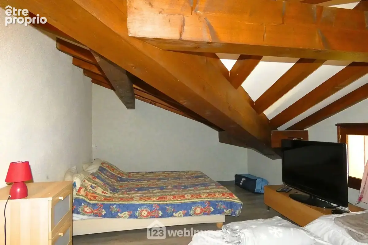 Grâce à ses 10m² au sol, celle-ci permet d'accueillir jusqu'à 4 couchages.