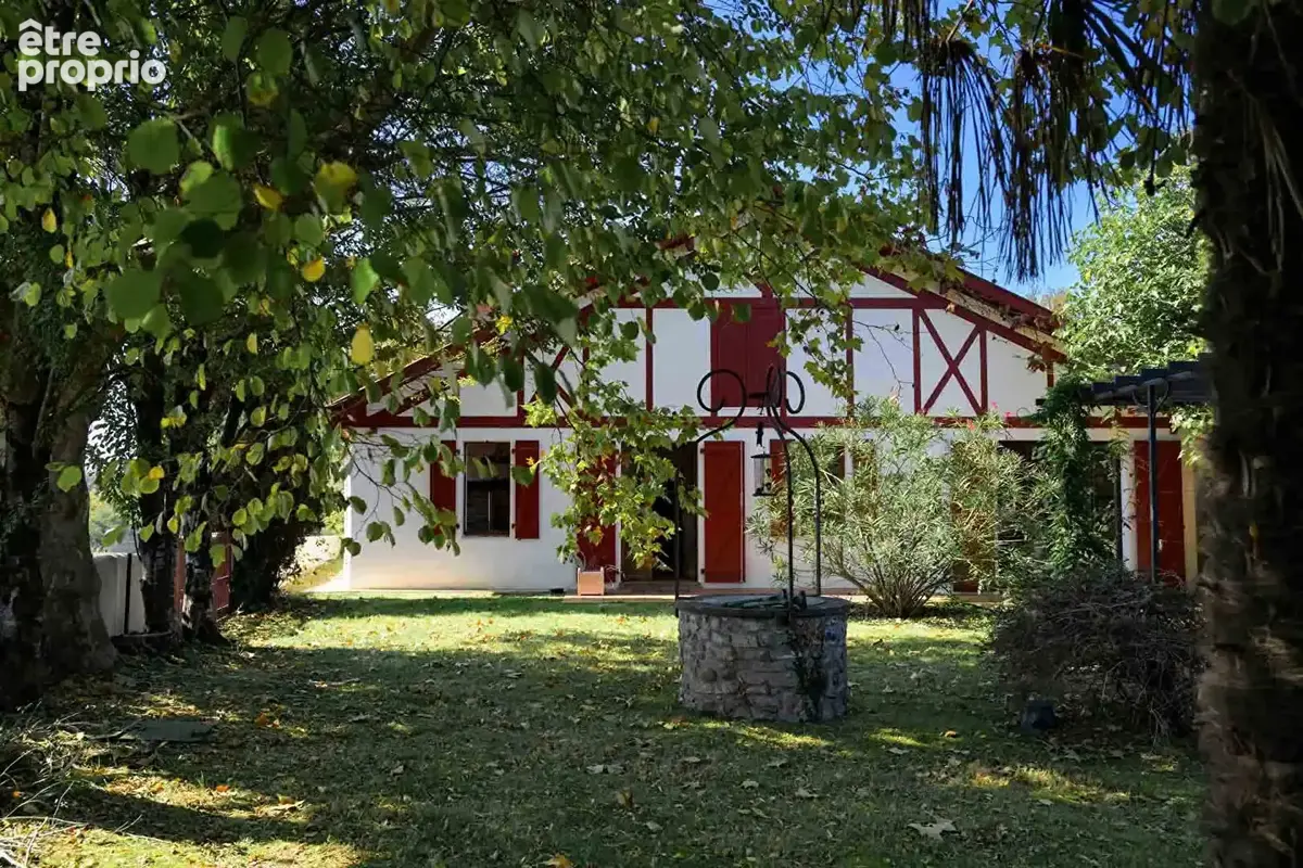 Une ferme de 1859, ses 4 600 m² de parc et sa piscine - photo 1