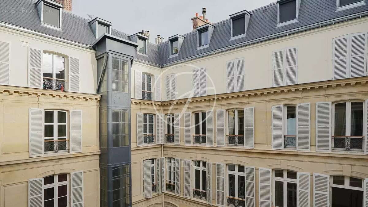 Appartement à PARIS-8E