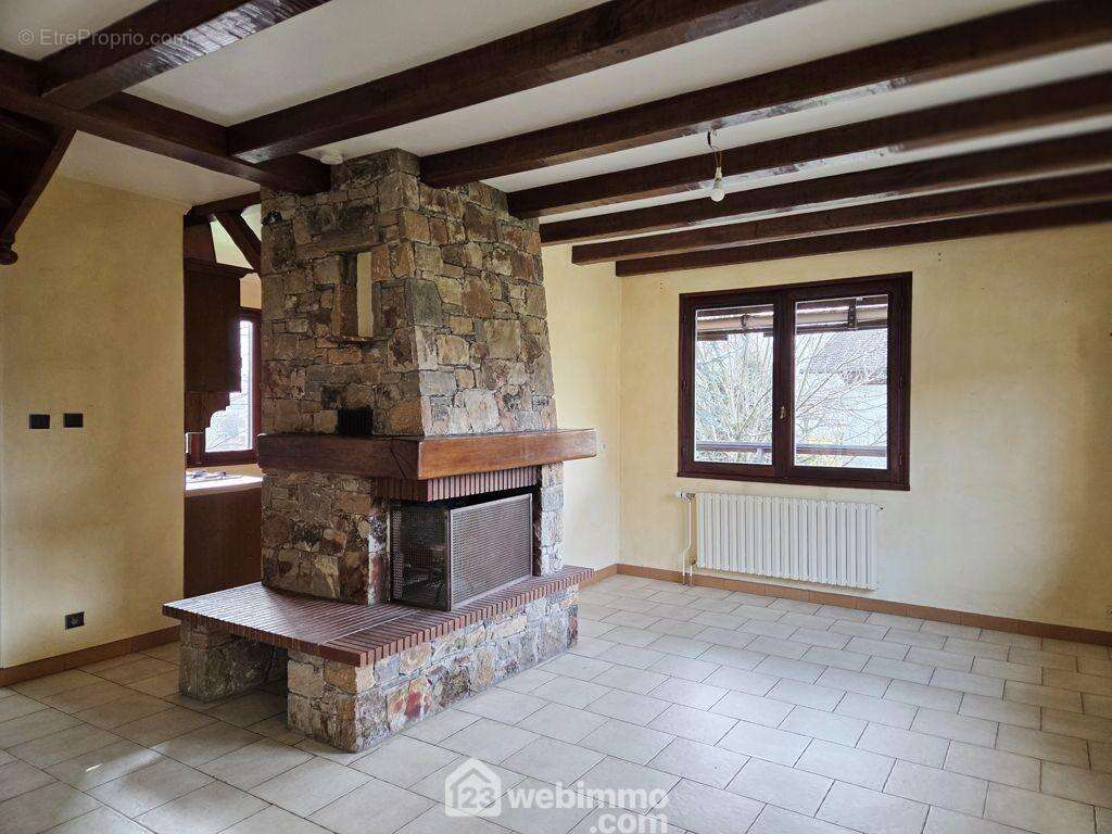 Sa cheminée à foyer ouvert apportera une ambiance chaleureuse en hiver. - Maison à ALBERTVILLE