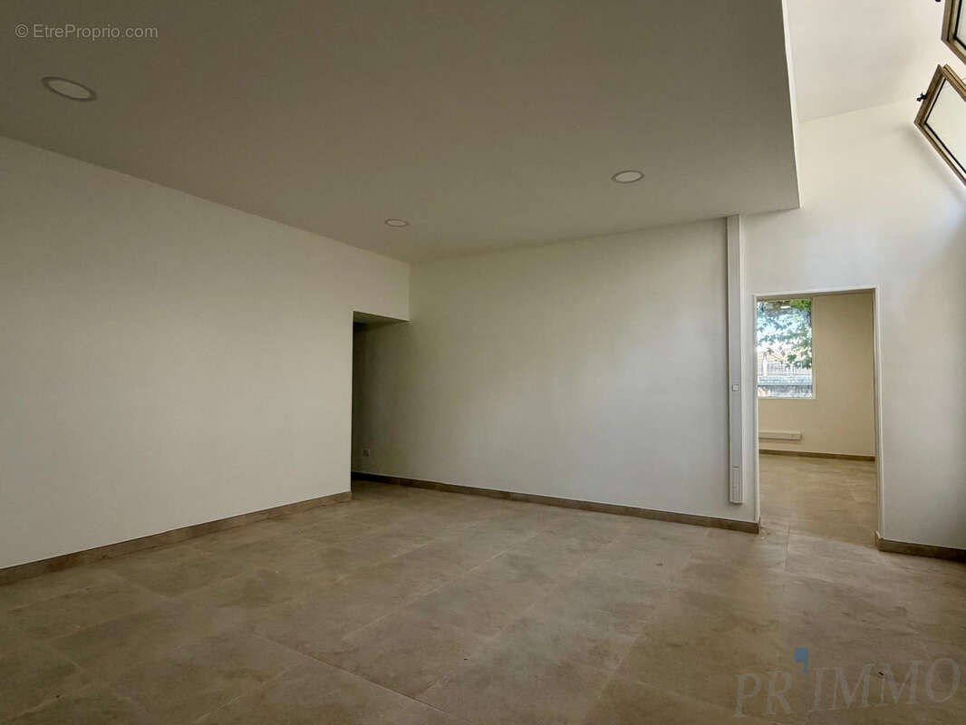 À vendre   local commercial 78 m2 rénové   centre-ville saint-raphaël - photo 4