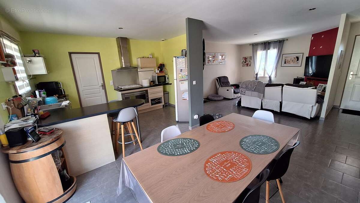Maison à SAINT-MARTIAL-DE-VALETTE