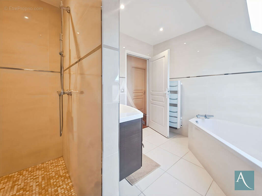 Maison à OLLAINVILLE