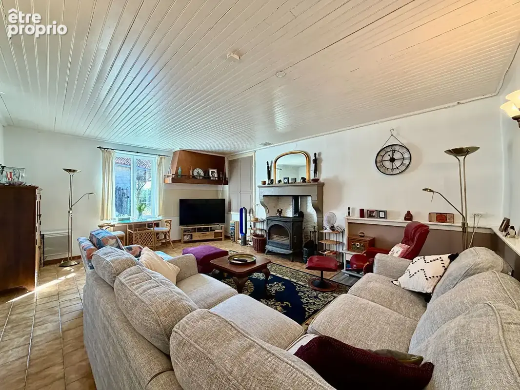 Charmante maison de caractère rénovée avec  4 chambres, grange et jardin arboré - photo 5